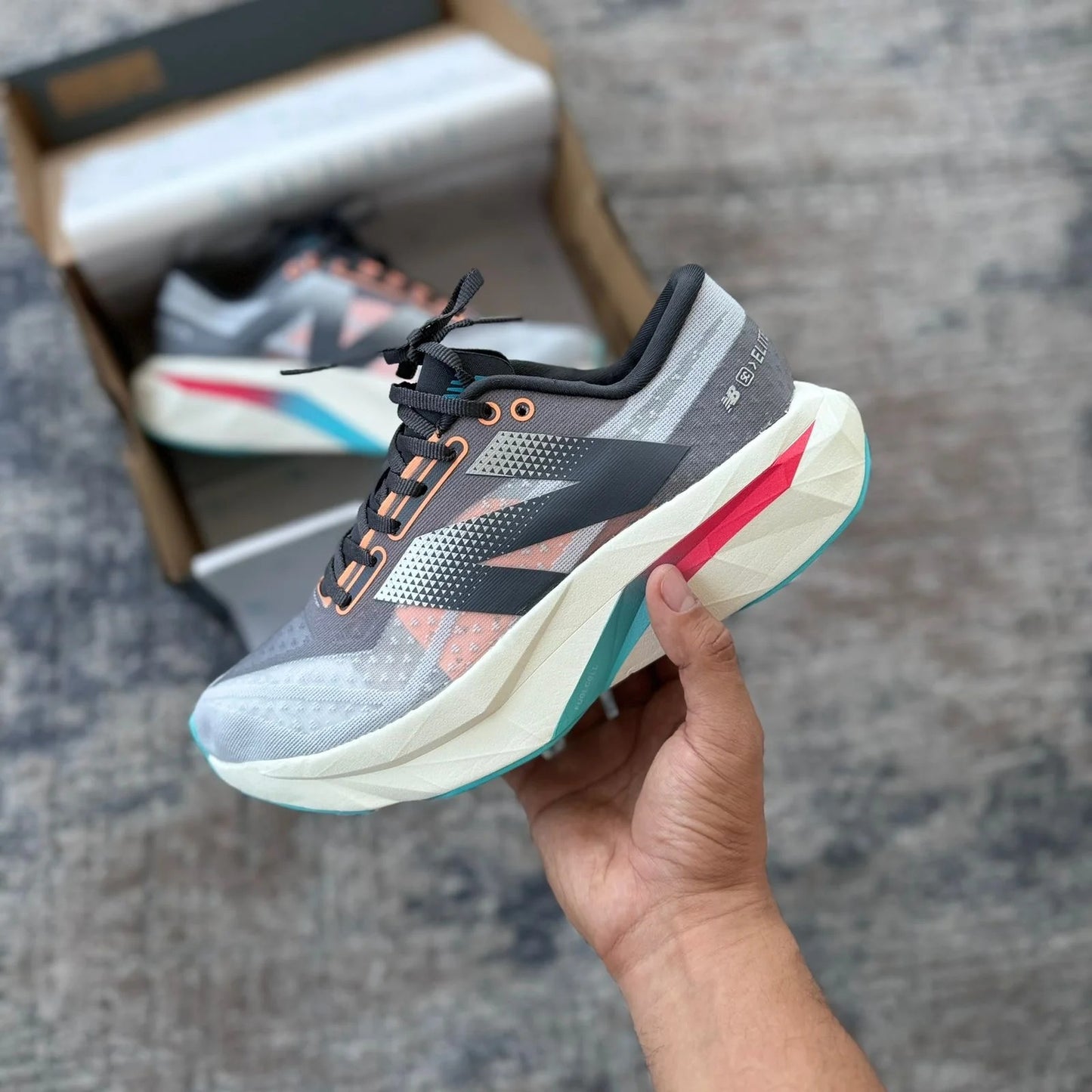 NEW BALANCE ELITE V4 GRIS/COLORES