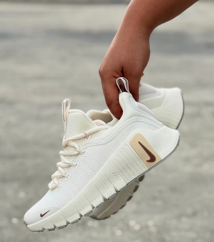NIKE METCON BEIGE