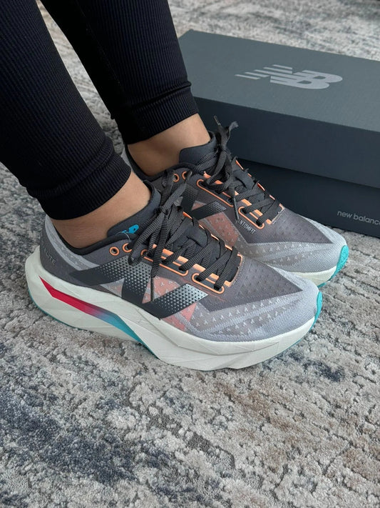 NEW BALANCE ELITE V4 GRIS/COLORES