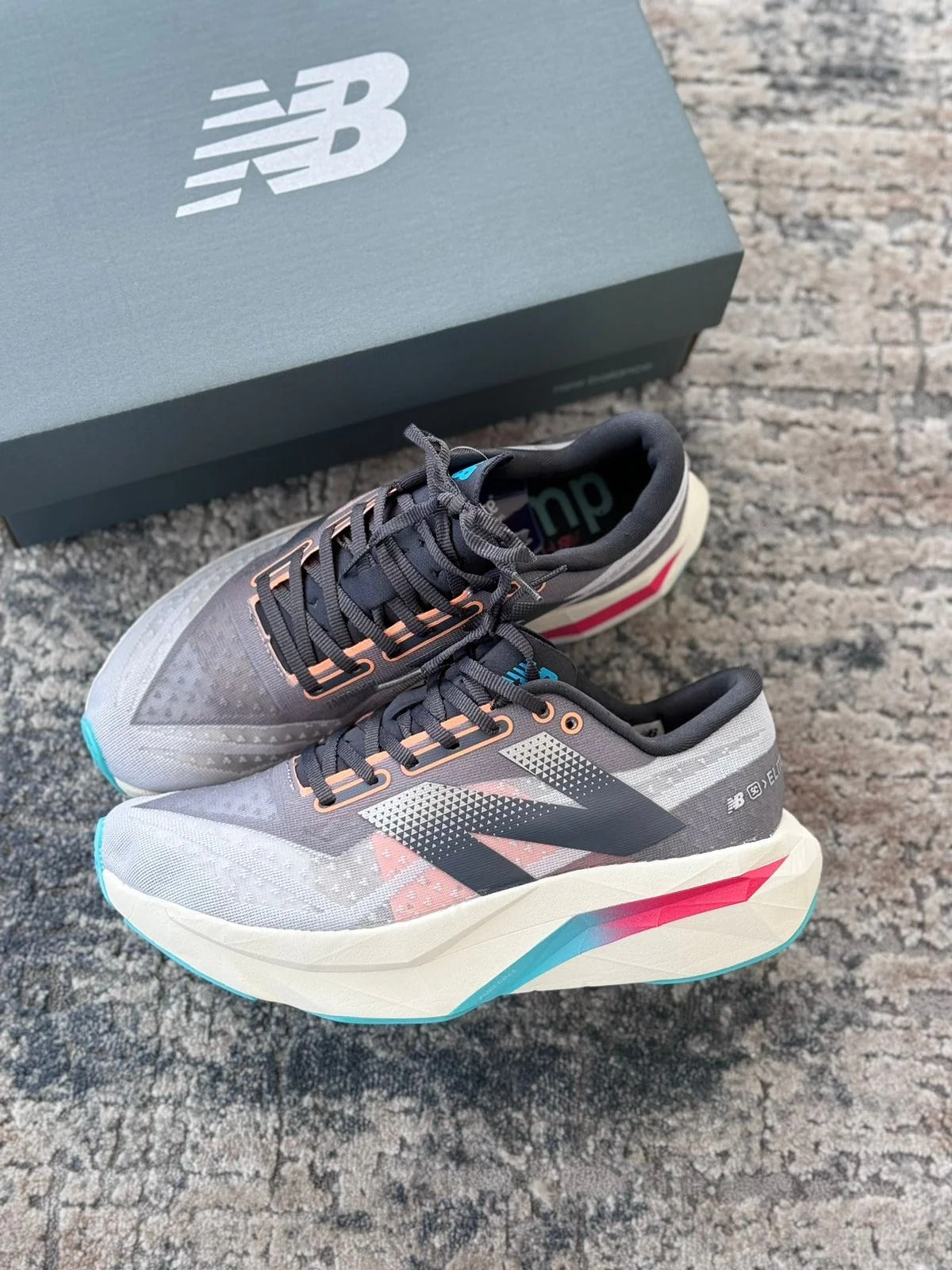 NEW BALANCE ELITE V4 GRIS/COLORES