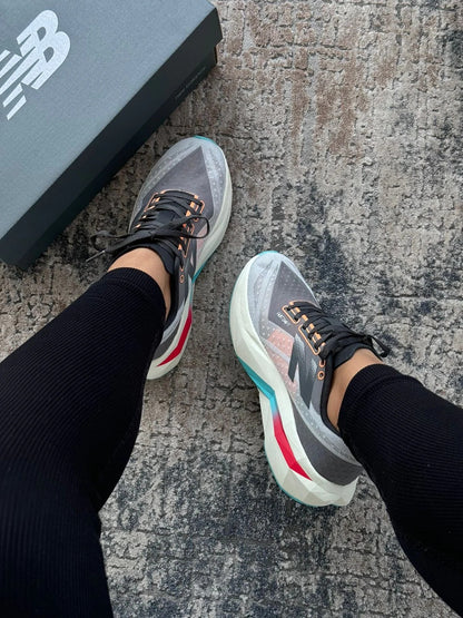 NEW BALANCE ELITE V4 GRIS/COLORES