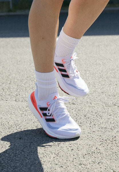 ADIDAS ULTRABOOST LIGHT BLANCO - NARANJA
