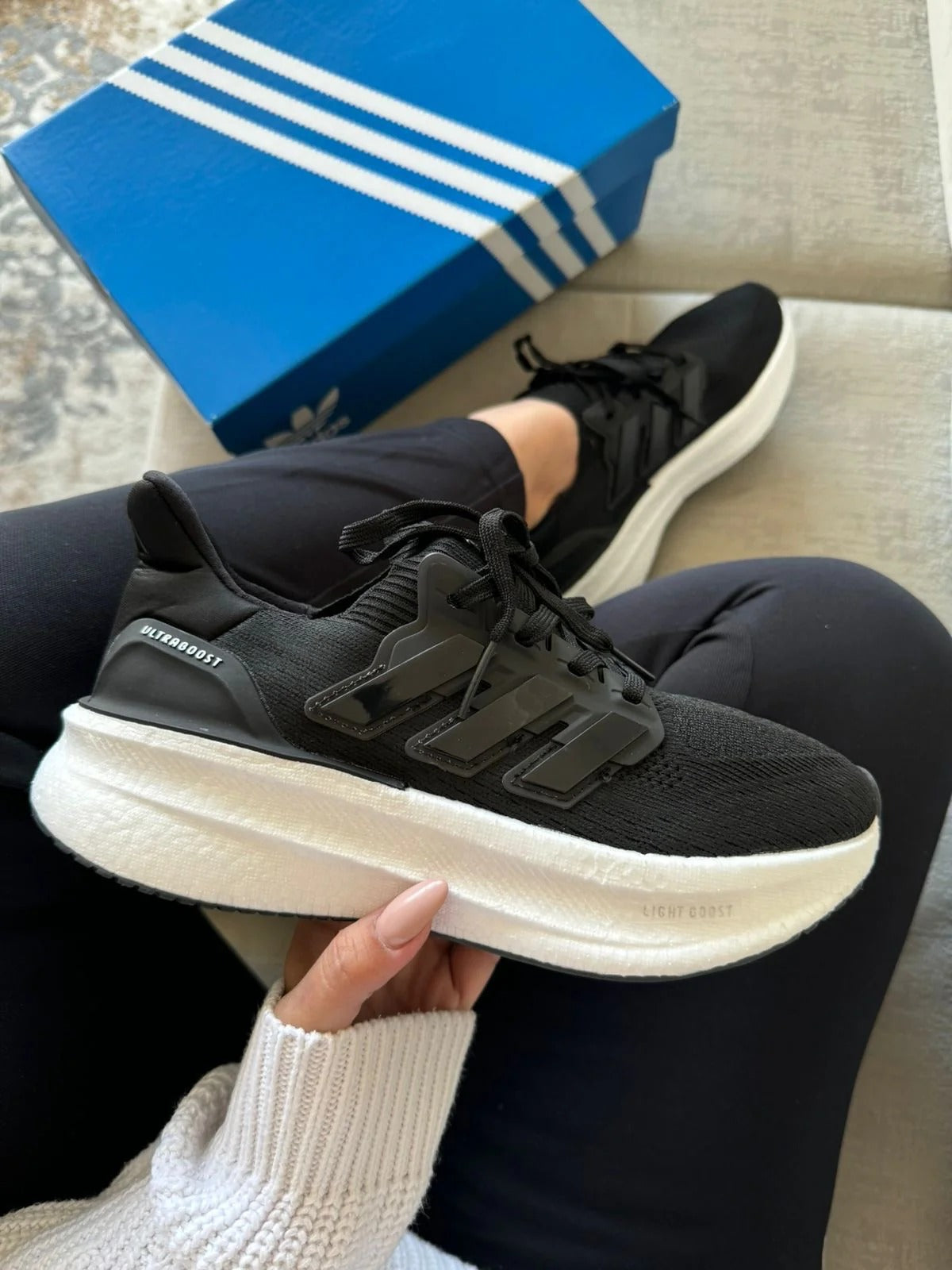 ADIDAS ULTRABOOST 5 NEGRO - BLANCO