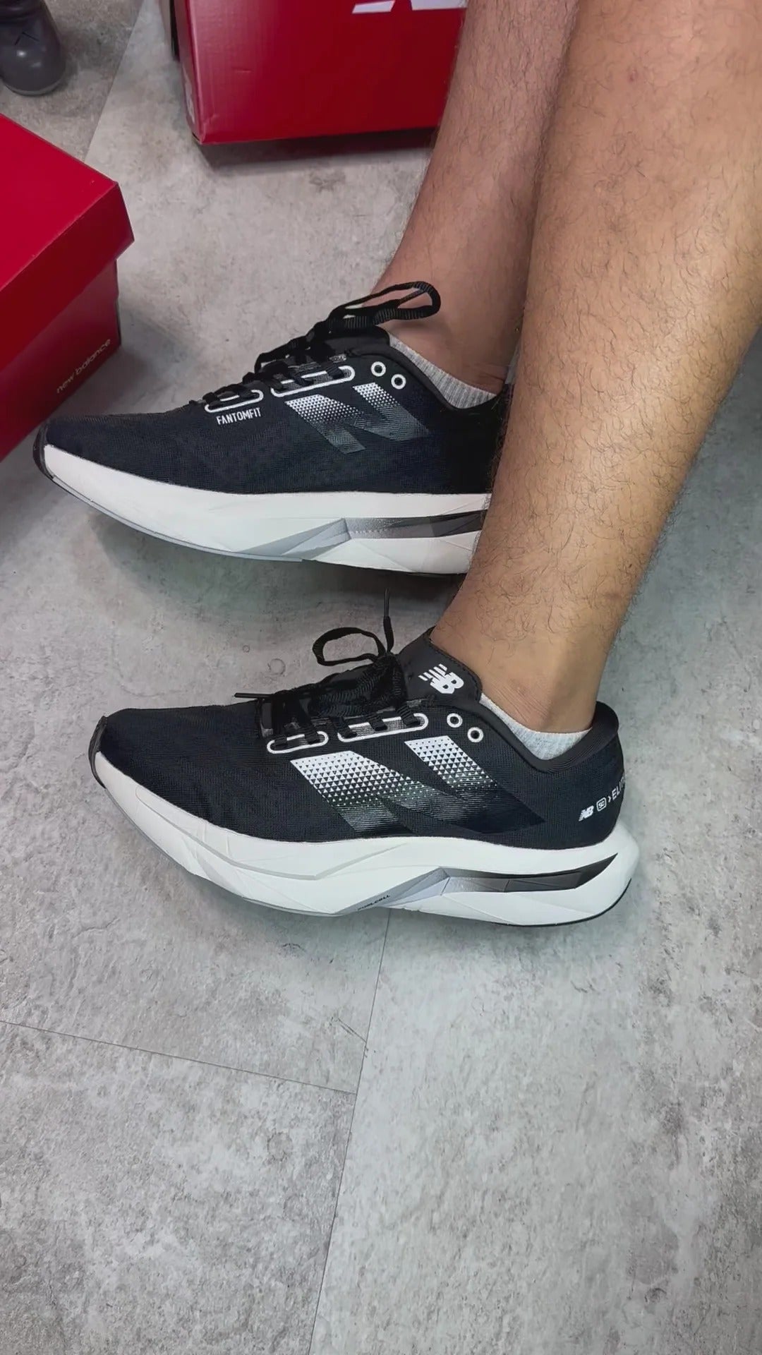 NEW BALANCE ELITE V4  NEGRO/BLANCO