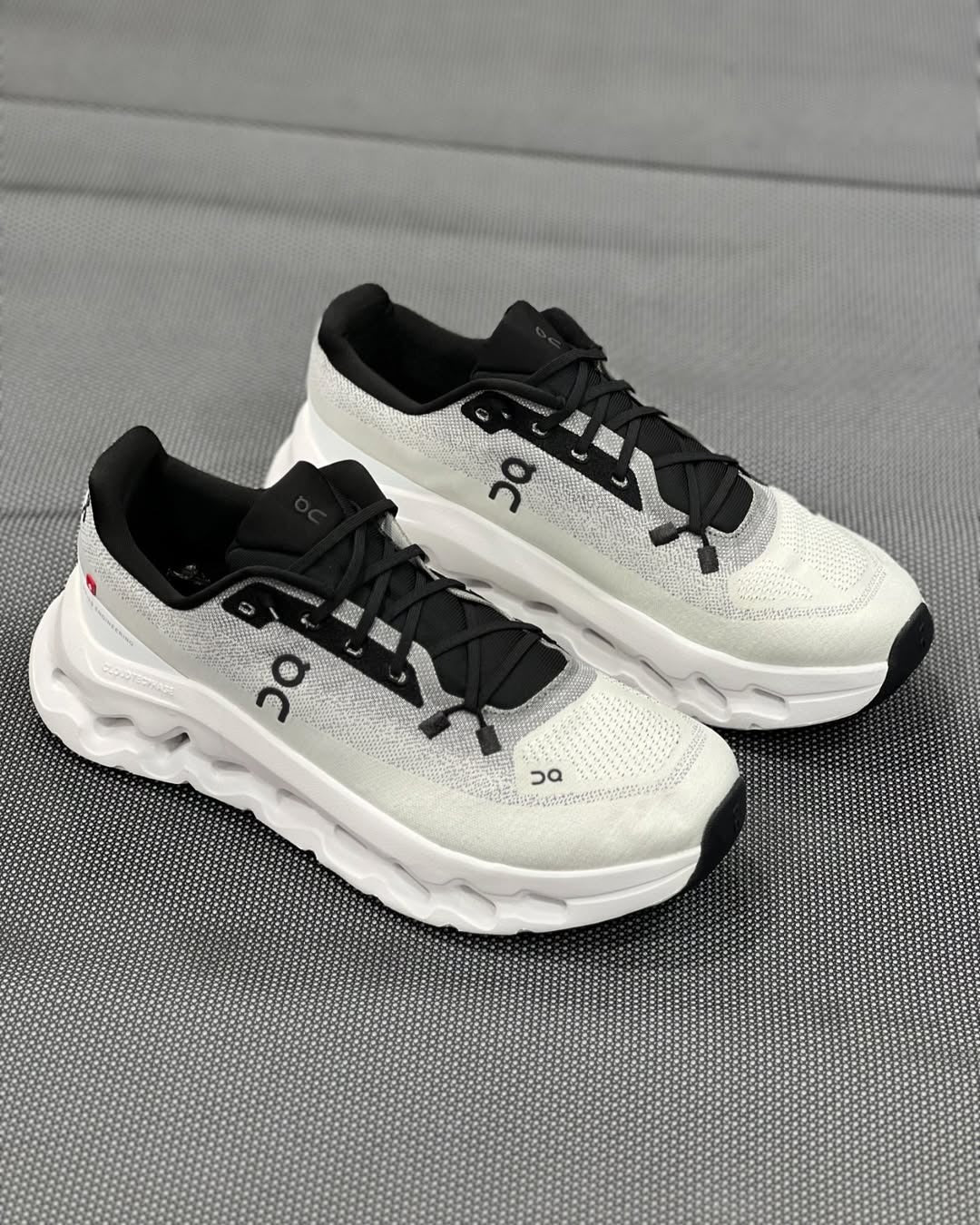 ON RUNNING CLOUDTILT BLANCA/NEGRA