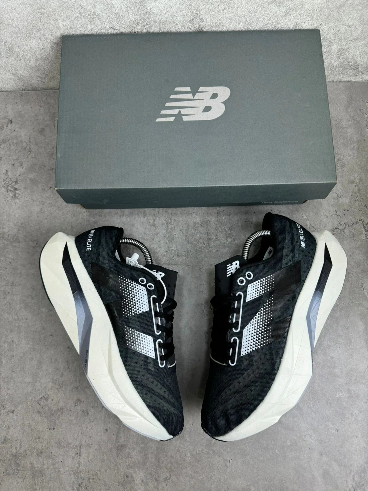 NEW BALANCE ELITE V4  NEGRO/BLANCO